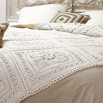 Couverture tricotée avec des oreillers pour un grand lit
