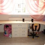 Chambre rose pour enfants avec tables de coin pour deux enfants