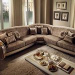 Salon avec un canapé d'angle dans un style classique