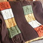 Un beau couvre-lit avec des aiguilles à tricoter avec un ornement intéressant.