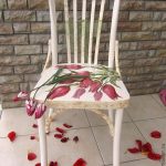 Belle chaise viennoise avec des tulipes