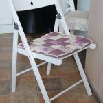 Assise carrée pourpre sur une chaise dans le style de la Provence