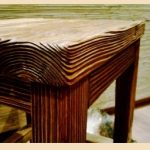 Les meubles anciens sont en bois brossé