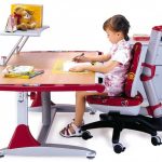 Meja dan kerusi yang bertambah dengan kanak-kanak