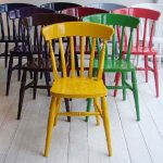 Ensemble de chaises viennoises chics de couleurs différentes