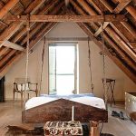 Chambre avec lit suspendu de style loft
