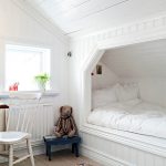 Chambre blanche avec un lit confortable dans une niche