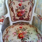 Chaise blanche avec broderie florale