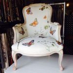 Le décor de la chaise douce assise avec des papillons