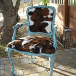 Le décor de la chaise en tissu doux et moelleux