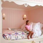 Chambre d'enfant de la fille avec le lit intégré et les boîtes