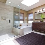 Belle salle de bain avec mobilier en bois