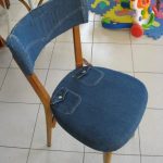 Housse souple pour une chaise en bois de vieux jeans