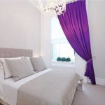 Petite chambre avec rideau violet