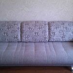 Canapé gris simple avec coussins combinés faites-le vous-même