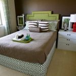 Petite chambre confortable dans les couleurs vert et marron