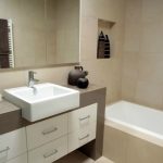 Salle de bain dans les tons beiges avec un lavabo inhabituel