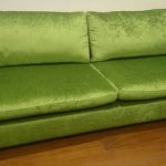 Satin vert vif pour un canapé pour un nouvel intérieur
