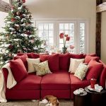 Canapé rouge à l'intérieur du nouvel an