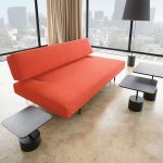 Canapé rouge simple dans un style minimalisme