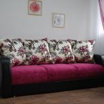 Beau et confortable canapé rose pour le salon
