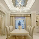 Salle à manger lumineuse classique avec un plafond en miroir