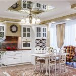 Cuisine-salle à manger dans un style classique avec un plafond de miroir