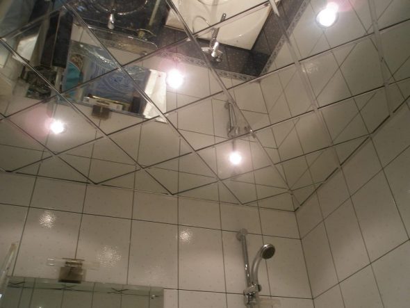 Plafond miroir miroitant dans la salle de bain