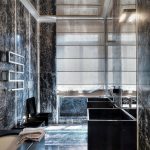 Salle de bain en marbre avec plafond en miroir