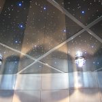 Ciel étoilé sur un plafond en miroir