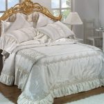 Couvre-lit en soie blanche avec des oreillers
