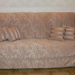 Euro-couverture beige sur un petit canapé