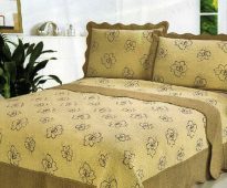 Couverture décorative et oreillers avec motif floral