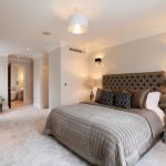 Couvre-lit matelassé bicolore pour une chambre moderne