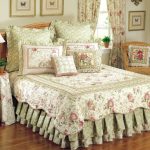 Ensemble d'éléments décoratifs avec des motifs floraux pour le lit