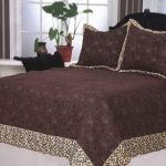 Couvre-lit et oreillers marron avec décor