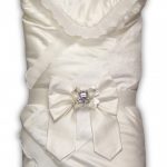 Enveloppe de couverture avec un noeud d'une belle couleur laiteuse