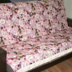 Couvrir sur le canapé avec motif floral
