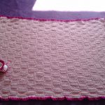 Une simple couverture pour bébé peut être tricotée rapidement et facilement.