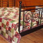 Un couvre-lit matelassé coloré dans un style rustique.