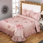 Couvre-lit rose avec des volants et des arcs