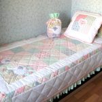 Couvre-lit matelassé sur un lit simple faites-le vous-même