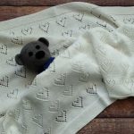 Couverture tricotée avec des coeurs pour un nouveau-né