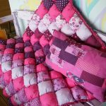 Beau couvre-lit rose doux pour banc extérieur