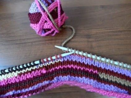 Aiguilles à tricoter de tapis de différentes couleurs