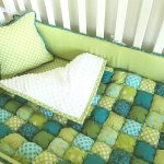 La couverture de bonbon dans les couleurs vert et bleu est parfaite pour un lit comme couverture et couvre-lit.