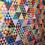 Énorme patchwork de petits triangles