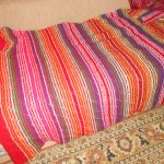Couverture originale multicolore sur le lit