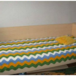 Plaid ondulé sur un lit simple faites le vous même