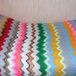 Plaid tricoté brillant et inhabituel de résidus de fils multicolores